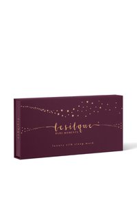 Rechthoekige donkerpaarse doos met gouden sterren en cursieve tekst met de tekst "lesilque PURE MOMENTS luxury silk sleep mask."