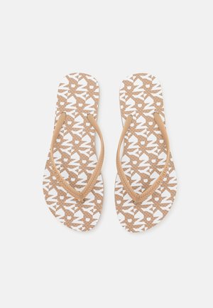 Paire de tongs beige avec semelles texturées présentant un motif géométrique blanc et beige audacieux ainsi que des lanières beiges assorties.