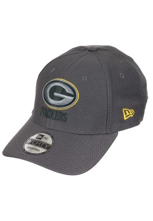 Graue Baseballkappe mit Netzstruktur, versehen mit einem gestickten grünen und gelben Logo sowie dem Wort "PACKERS" in Grün. Verstellbarer Riemen.