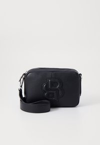 Musta nahkainen olkalaukku, jossa kohokuvioitu pinta, leikattu logo, suorakulmainen muoto, vetoketjusuljin ja irrotettava hihna.