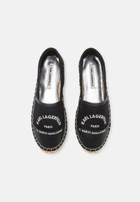 Espadrillas nere in tela con testo del logo bianco, punta tonda e suola in juta cucita. Design piatto con pannelli elastici laterali per una facile calzata.