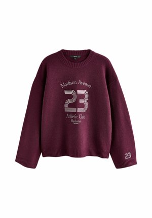 Burgundy neulepaita, jossa on ribbaushelma, ja jossa on valkoista tekstiä: "Madison Avenue 23 Athletic Club Manhattan." Numero 23 hihassa.
