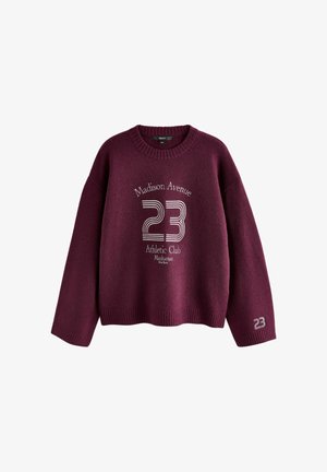 Burgundijos megztinis su pilka apvadu, kuris turi baltą tekstą: "Madison Avenue 23 Athletic Club Manhattan." Numeris 23 ant rankovės.