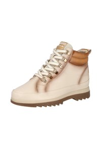 Zapatilla alta beige con cordones beige, cuello acolchado marrón en el tobillo, suela texturizada y ojales de metal sobre fondo blanco.