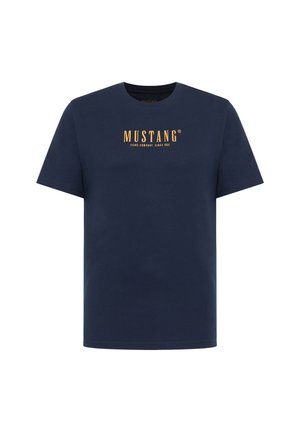 Tengerészkék rövid ujjú póló kerek nyakkal és középre helyezett sárga "MUSTANG Jeans Company Since 1932" felirattal az elején.