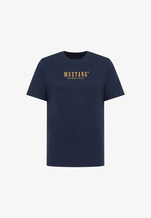 Tengerészkék rövid ujjú póló kerek nyakkal és középre helyezett sárga "MUSTANG Jeans Company Since 1932" felirattal az elején.