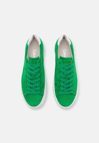 Baskets en daim vert avec semelles et lacets en caoutchouc blanc. Dotées d'une texture douce et d'une languette rembourrée pour le confort. Logo de la marque sur la semelle intérieure.