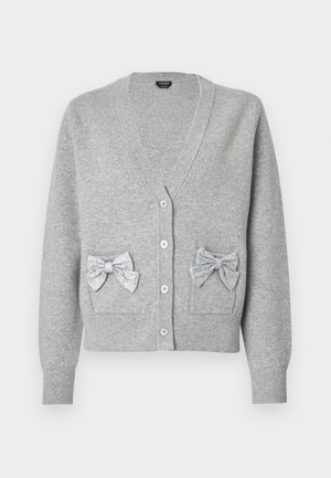 Grauer Cardigan aus weichem Strickstoff. Mit V-Ausschnitt, Knopfverschluss und zwei vorderen Taschen mit glitzernden silbernen Schleifen.
