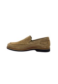 Tan suède instap schoen met een ronde neus, contrasterende textuur zijpaneel en een zwarte rubberen zool. Bevat minimale stikselaccenten.