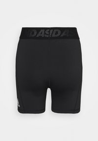 Czarne sportowe spodenki z elastycznej, oddychającej tkaniny. Posiadają teksturowany czarny pas z logotypem "ADIDAS" oraz małym logo z boku.