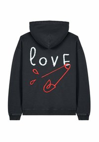 Felpa nera con cappuccio caratterizzata da ricami bianchi e rossi che formano la parola "love" e un design con spilla di sicurezza. Il materiale sembra morbido con una finitura texture.