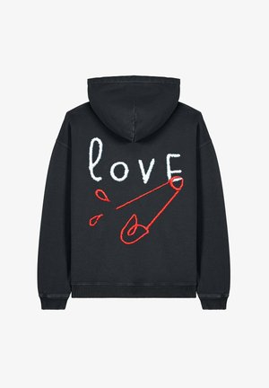 Fekete kapucnis pulóver, fehér és piros hímzéssel, amelyen a "love" felirat és egy gombostű minta látható. Az anyag lágyan puhának tűnik, texturált felülettel.