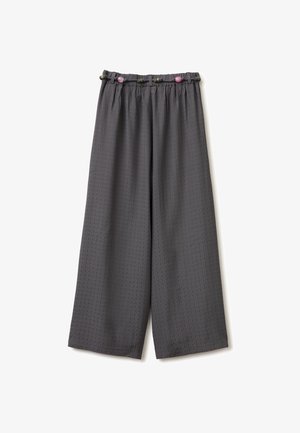 Pantaloni grigio scuro a gamba larga con vita elastica con perline decorative rosa e verdi, isolati su sfondo bianco.
