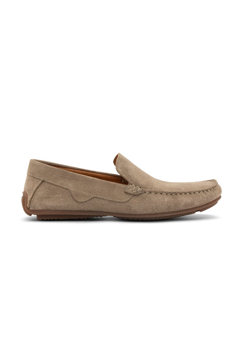 Pantofi slip-on bej din suede, cu accente cusute, vârf rotunjit și talpă din cauciuc. Design simplu, cu o textură netedă și detalii minime.