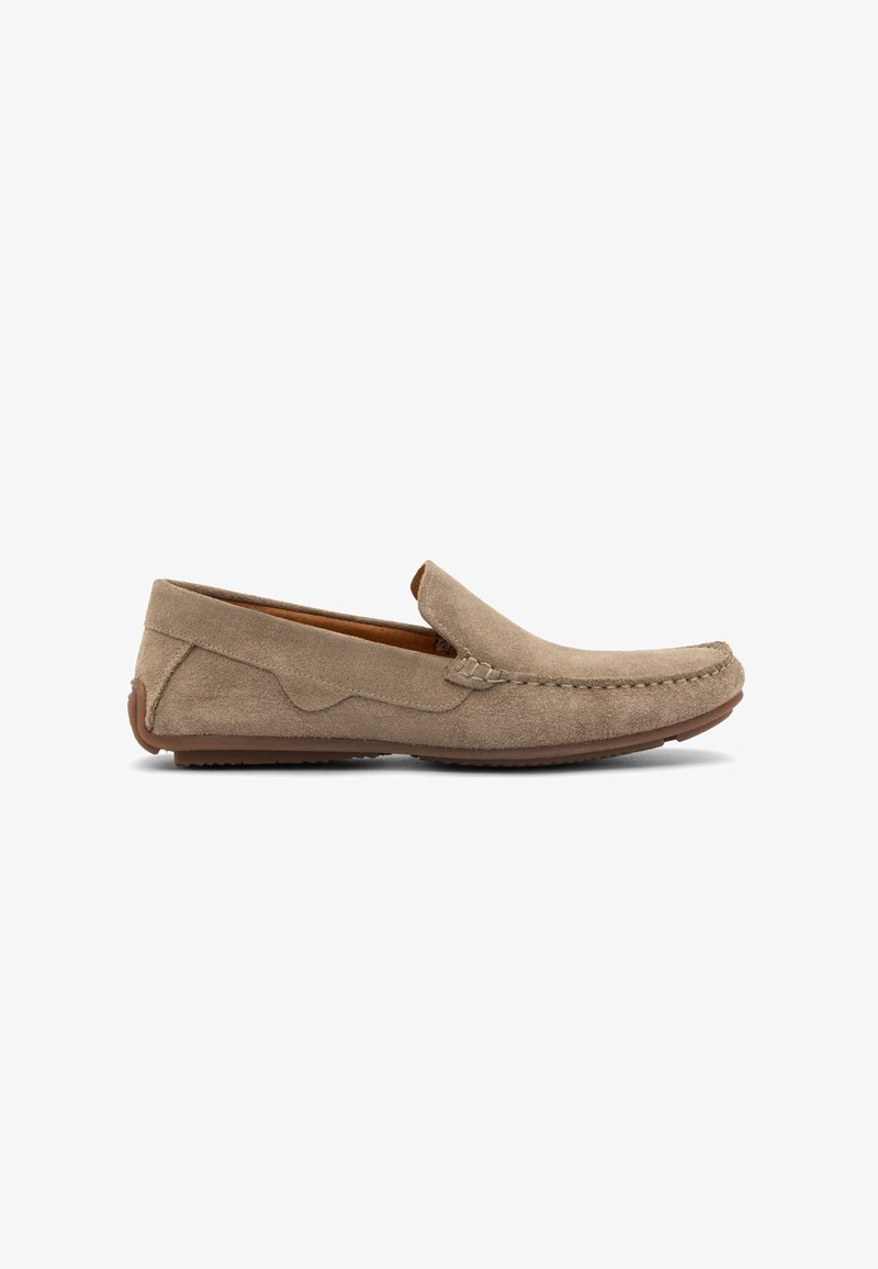 Pantofi slip-on bej din suede, cu accente cusute, vârf rotunjit și talpă din cauciuc. Design simplu, cu o textură netedă și detalii minime.