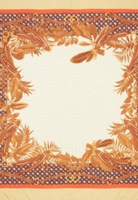 Foulard di seta con un centro crema, bordato da intricati motivi floreali arancioni e marroni e accenti geometrici. Sono inclusi elementi di hardware decorativo.
