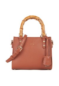 Bolso de cuero marrón con un asa de bambú, correa ajustable, herrajes en tono dorado y una etiqueta decorativa. Presenta un acabado texturizado.