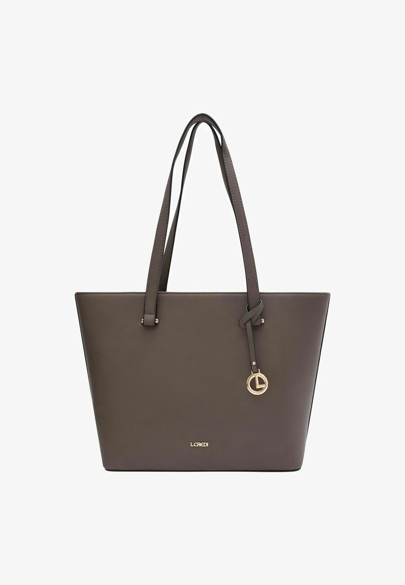 Sac fourre-tout en cuir marron avec double poignées, quincaillerie dorée et un charme circulaire. Présente une forme structurée et une texture lisse.