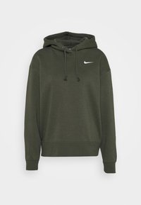 Zielona bluza z kapturem, wykonana z miękkiego materiału, z przednią kieszenią typu kangur, sznurkami oraz białym logo Nike na lewej piersi.