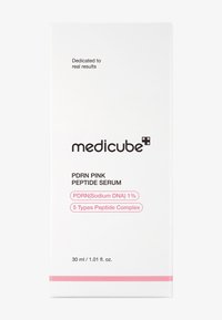 Scatola del siero PDRN Pink Peptide di Medicube, bianca con accenti rosa, presenta il marchio, il nome del prodotto e gli ingredienti chiave in testo chiaro e in grassetto. Dimensione: 30 ml.