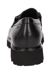 Zwarte leren loafer met een dikke rubberen zool, zichtbaar stiksel en een metalen gesp detail bovenop, gezien vanuit de achterhoek.