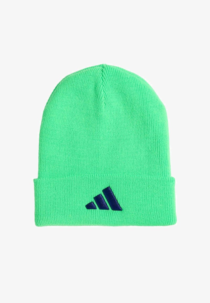 Bonnet tricoté vert vif avec revers plié et petit logo noir à trois bandes sur le devant au centre.