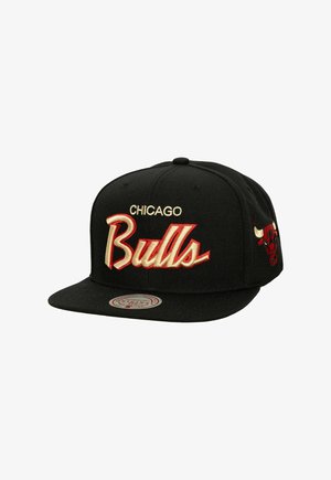 Schwarze Snapback-Kappe mit gesticktem "Bulls" in roter und goldener Schrift, mit "Chicago" darüber und Logo an der Seite. Flache Krempe, Standardgröße.