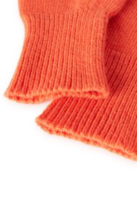 Tessuto arancione a maglia a coste, caratterizzato da una texture morbida e una vestibilità aderente. I bordi sono rifiniti in modo ordinato, mostrando un pattern uniforme in tutto il tessuto.