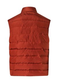 Chaleco sin mangas acolchado rojo con un cuello alto, que presenta una textura acolchada y costuras horizontales para aislamiento. Acabado de tela suave.