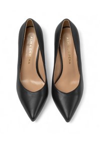 Chaussures à talons hauts en cuir noir avec un bout pointu et des côtés ouverts, dotées d'une doublure intérieure beige et d'un logo doré sur la semelle.