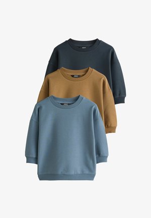 Tre ensfarvede sweatshirts med crew neck stablet, farver fra for til bag: lyseblå, brun og mørk marineblå, med ribkant ved ærmer og bund.