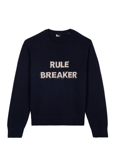 Marineblauer Pullover mit gerippten Bündchen und Saum, auf der Vorderseite steht "RULE BREAKER" in flauschigem beigen Text mittig. Klassisches Rundhalsdesign.