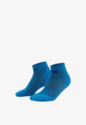 Blaue sportliche Knöchelsocken aus atmungsaktivem Material, mit strukturiertem Muster auf der Sohle und kontrastierenden Logos am Bund. Leichtes Design.