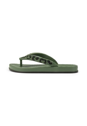 Grüner Flip-Flop mit strukturierter Sohle und schwarzen Leopardenmuster-Perlenriemen, Seitenansicht, auf weißem Hintergrund.