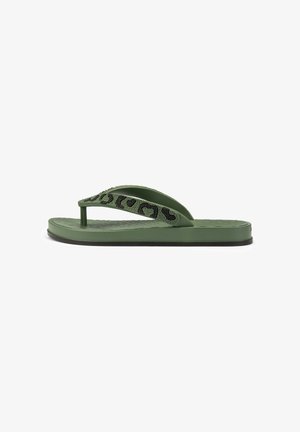 Grüner Flip-Flop mit strukturierter Sohle und schwarzen Leopardenmuster-Perlenriemen, Seitenansicht, auf weißem Hintergrund.