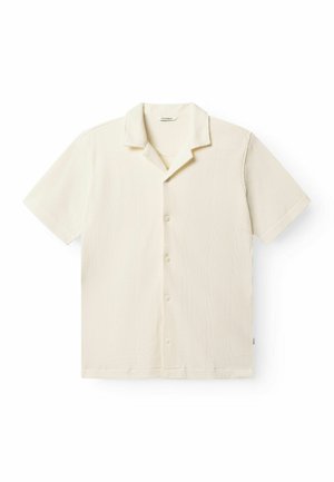 Kortärmelig crèmewitte blouse met knopen, een campkraag en subtiele verticale getextureerde strepen.