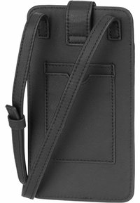 Bolsa de teléfono de cuero negro con una superficie texturizada, que presenta un bolsillo horizontal en la parte posterior y una correa ajustable para llevar.