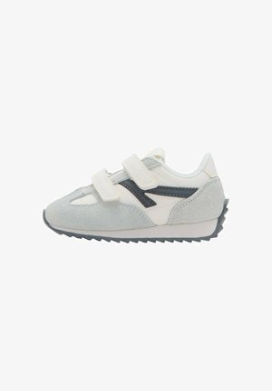 Sneakers per bambini grigie e bianche in suede e materiale sintetico, con cinturini in Velcro, suola testurizzata e design sportivo.