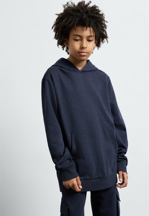 Marineblaue Kapuzen-Sweatjacke aus weichem Baumwollmix, mit einer Fronttasche und gerippten Bündchen, sowie dezenten Logo-Details auf der Brust.