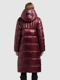 Pikk bordoopunane puffer-kate, millel on struktureeritud kapuuts, läikiv tekstuur, vertikaalne ja horisontaalne tikandimuster ning logoga detail seljal.