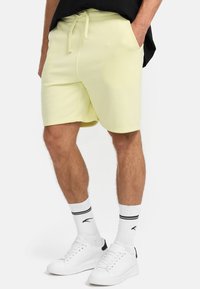 INDICODE JEANS Shorts - young wheat