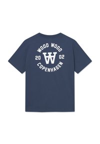 Marineblå bomulds t-shirt med et cirkulært hvidt grafik, der har "WOOD WOOD COPENHAGEN" og "2002" i fed skrift på ryggen. Korte ærmer.