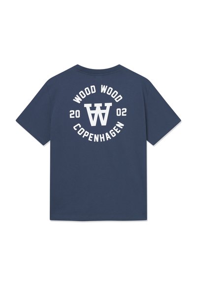 T-shirt bleu marine à manches courtes avec texte blanc "WOOD WOOD 2002 COPENHAGEN" et un logo WW stylisé dans le dos.