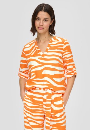 Oranje en witte gestreepte linnen blouse met V-hals en opgerolde mouwen, gecombineerd met bijpassende broek met een strikceintuur en zijzakken.