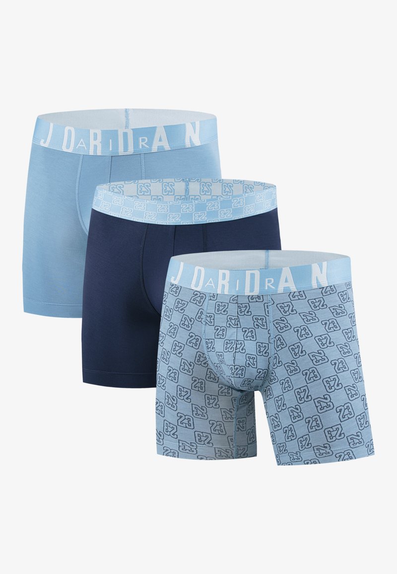 Trei perechi de boxeri pentru bărbați: albastru deschis, albastru marin și un model albastru deschis cu logo-uri. Material din bumbac moale și benzi elastice la talie.