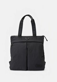 Juoda Hugo rankinė su dviem priekinėmis kišenėmis, firminėmis rankenomis, užtrauktuko uždarymu ir mažu logotipo lopeliu apatinėje dešinėje dalyje.