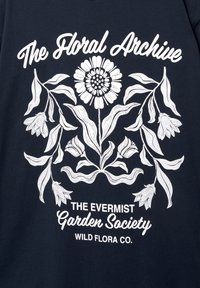 Bílá botanická ilustrace a text "Flora Archiv," "Společnost Evermist Garden" a "Wild Flora Co." na tmavém textilním pozadí.