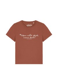 Kurzärmliges, rostfarbenes T-Shirt aus Baumwolle mit weißem Text in einer lässigen Schriftart, der "Wenn nicht jetzt, wann dann?" sagt.