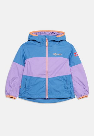 Gyermekek kapucnis széldzsekije kék és levendula színben, narancssárga szegéllyel, elején cipzárral, oldalzsebekkel és norvég zászló hímzéssel az ujjon.