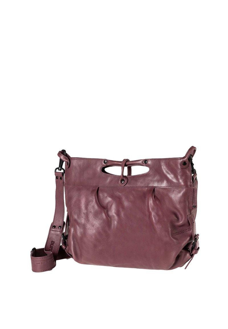 Borsa a spalla in pelle di color bordeaux, con apertura superiore e un taglio unico, tracolla regolabile e superficie morbida e texture.